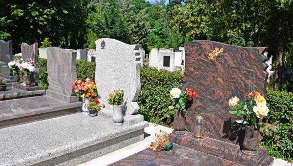 Grobowiec a zwykły nagrobek – różnice i podobieństwa